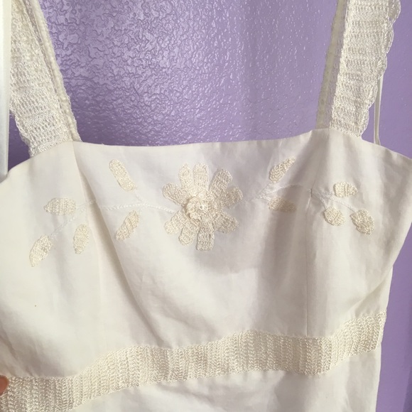 Linen sundress with embroidery detail - Picture 2 of 7